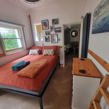 Shore Thing - Just A Stones Throw From The Beach Sandgate Exterior photo
