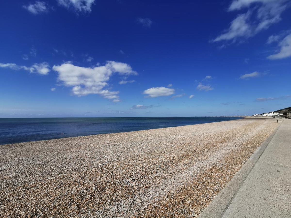 Shore Thing - Just A Stones Throw From The Beach Sandgate Exterior photo