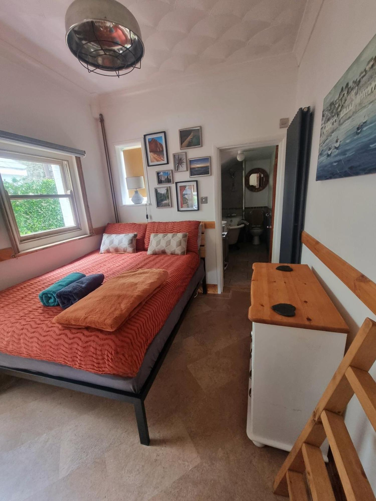 Shore Thing - Just A Stones Throw From The Beach Sandgate Exterior photo